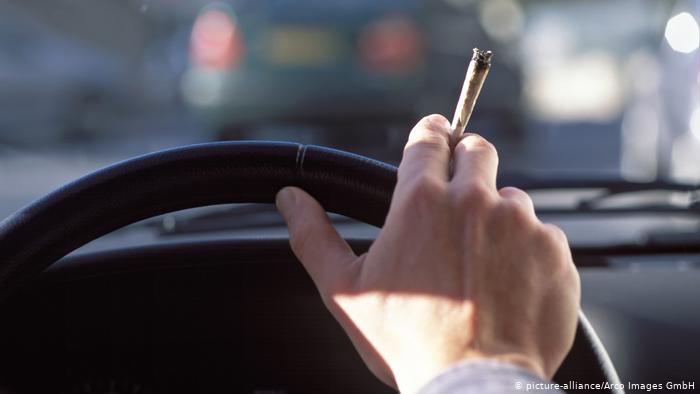 Cannabis al volante: efectos sobre la conducción y cómo se detecta