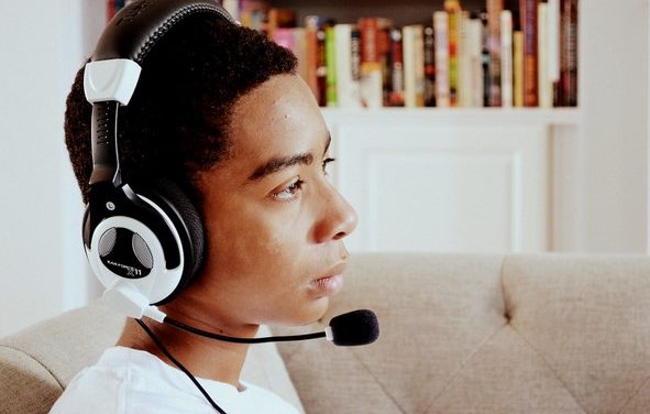Los jóvenes que juegan en línea se inician a los 14 años
