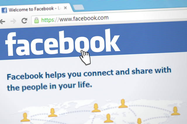 Facebook anuncia tabaco, alcohol y apuestas a menores