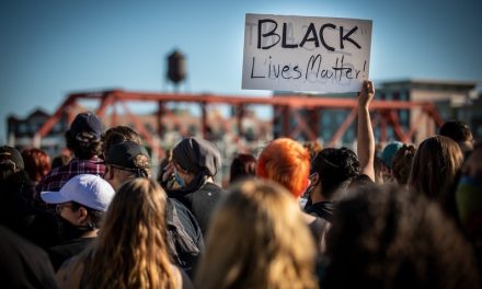 Carl L. Hart:  Las exageraciones del impacto perjudicial del consumo de drogas en el cerebro se han utilizado para justificar la brutalidad policial contra las personas negras
