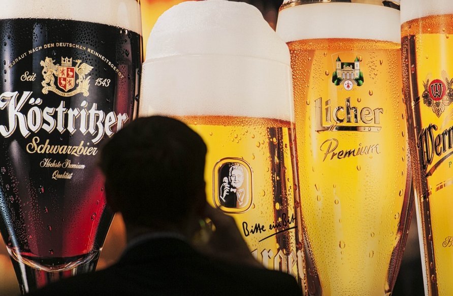 Barcelona quiere reducir la publicidad de alcohol en espacios públicos para “desnormalizar” el consumo