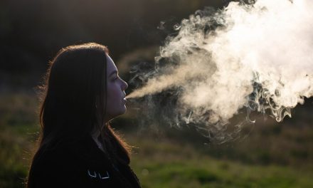 NoFumadores.org pide investigar a tabacaleras que incitan al vapeo entre los menores
