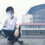 joven fumando
