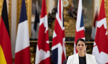 La ministra de interior del Reino Unido promete “nombrar y avergonzar” a las consumidoras de drogas
