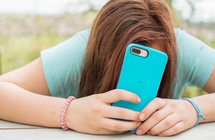 La pérdida de habilidades de comunicación de los adolescentes por el abuso de las pantallas empeora la salud mental