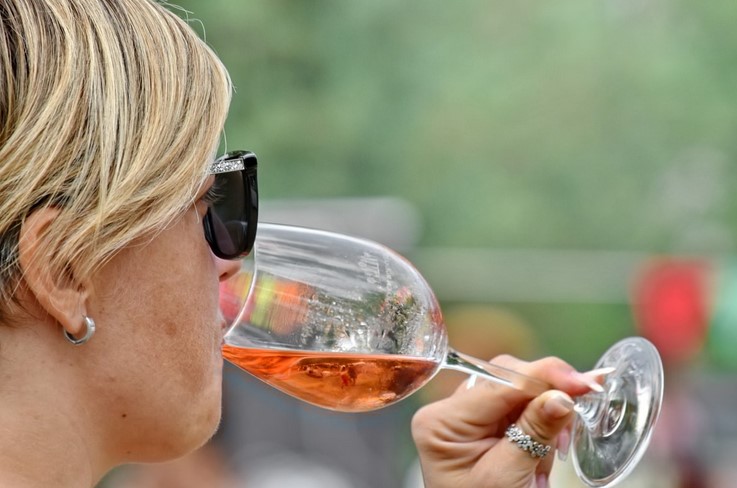 Consumo excesivo de alcohol en adultos jóvenes, vinculado al sistema endocannabinoide