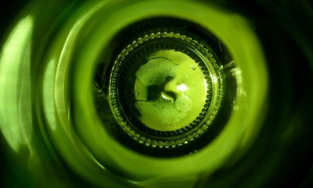 Investigan la relación entre el consumo de alcohol y la miopía