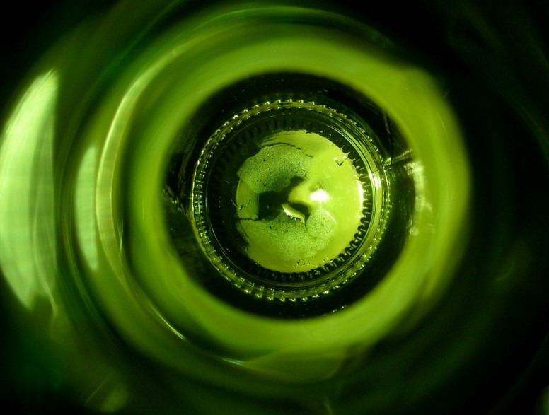 Investigan la relación entre el consumo de alcohol y la miopía