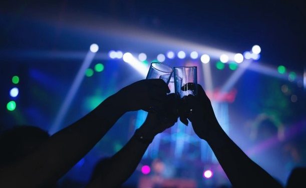 Dejar el alcohol temporalmente es tendencia entre los jóvenes, ¿qué beneficios presenta?