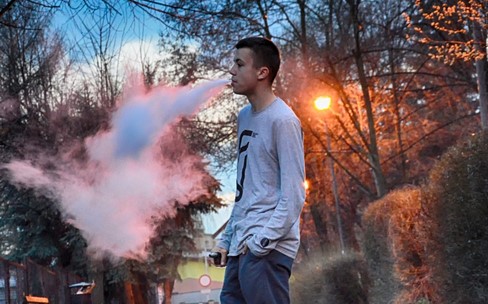 El medicamento para dejar de fumar que también puede ayuda a jóvenes a abandonar el vapeo