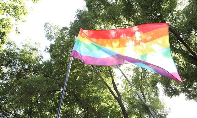 Redadas, humillaciones y riesgo de cárcel: así actúa la Policía contra el colectivo LGTBIQ+ con la excusa de las drogas y el ‘chemsex’