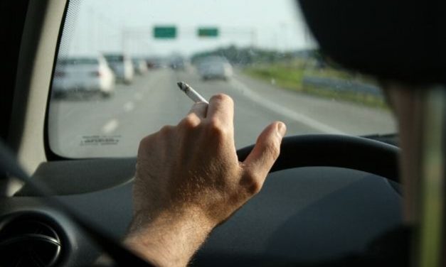 Nueva ley de tráfico 2022: esto es lo que ocurre si te pillan fumando en el coche