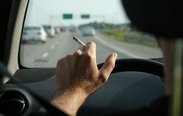 Nueva ley de tráfico 2022: esto es lo que ocurre si te pillan fumando en el coche