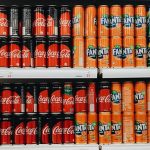 Latas de refrescos en una tienda