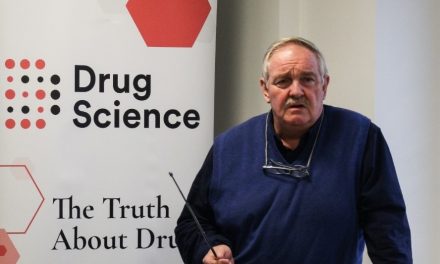 Aumentan las muertes por alcohol en Escocia, David Nutt resalta el aumento entre las mujeres