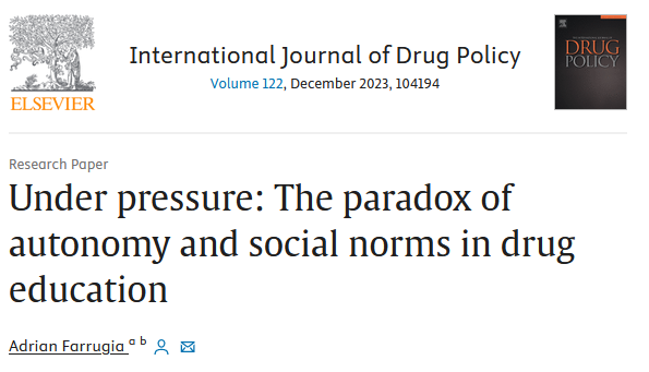Bajo presión: la paradoja de la autonomía y las normas sociales en la educación sobre drogas
