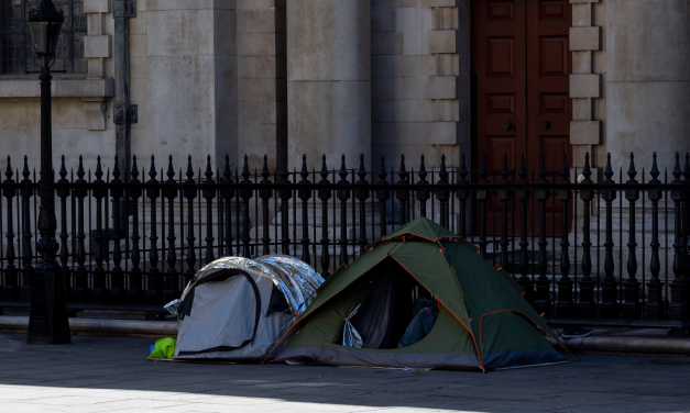 Se cree que el uso de drogas causa la falta de vivienda, cuando generalmente, es al revés.