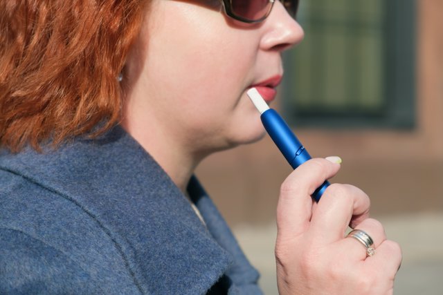 Sanidad traspondrá la directiva europea de tabaco calentado que obliga a incorporar una advertencia y prohíbe los aromas