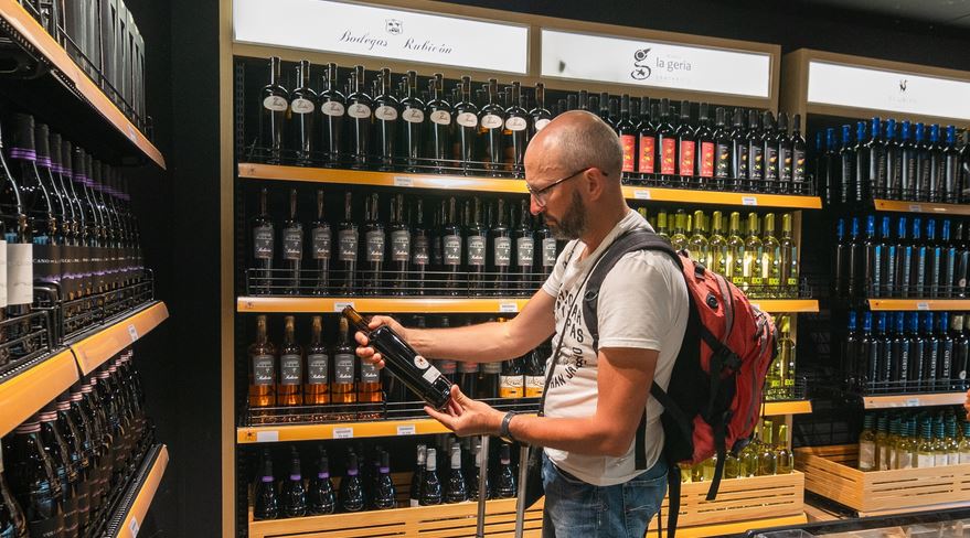 Bebidas alcohólicas sin información nutricional ni sobre salud: la industria incumple sus compromisos de etiquetado