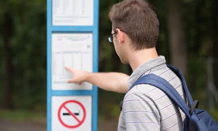 Bruselas propone que se prohíba fumar en terrazas, piscinas, parques y paradas de autobús